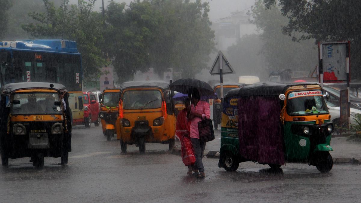 Cyclone Montha Weather Alert: जिसका डर था वही हुआ, मोंथा चक्रवात ने तो मचा दी तबाही, यूपी-बिहार तक में आफत का अलर्ट